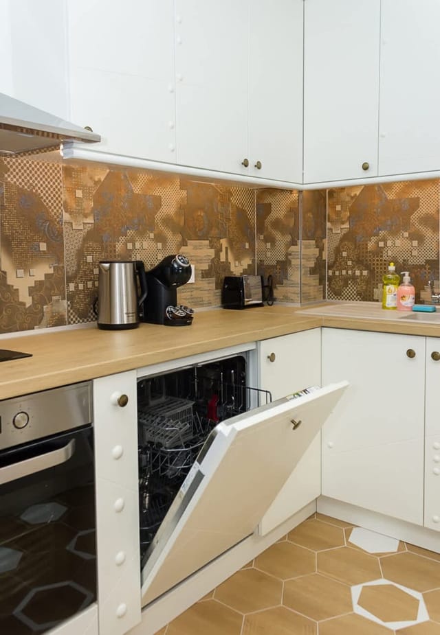 2BD Home In The Heart Of Varna with Parking - Gold