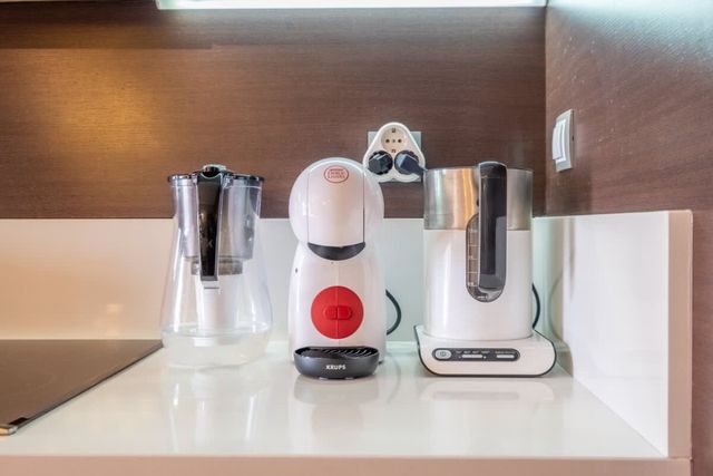 Chic 1BD Flat near Metro | Workspace & Terrace