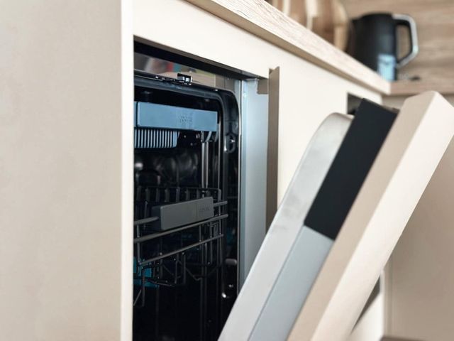 Modern & Quiet 1BR Near Center + Private Parking