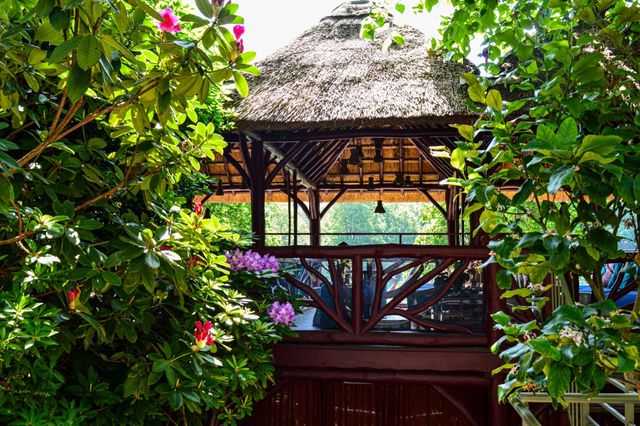 Les Paillotes - a former 19th century guinguette with an amazing view on the ponds