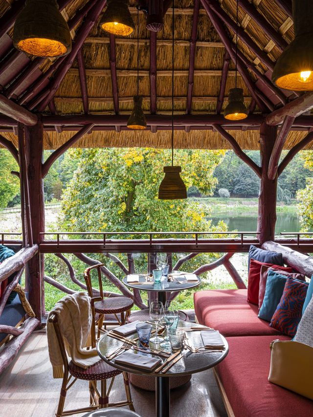 Les Paillotes - a former 19th century guinguette with an amazing view on the ponds