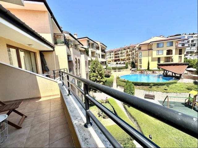 Paradise Dreams Lively Studio with pool view