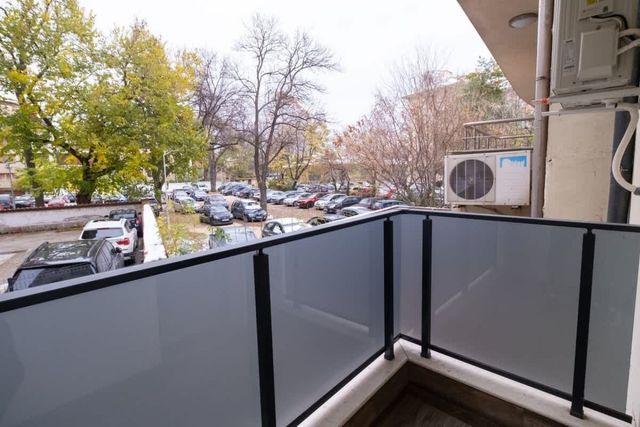 Central Plovdiv: Modern 1BR with Netflix & Balcony