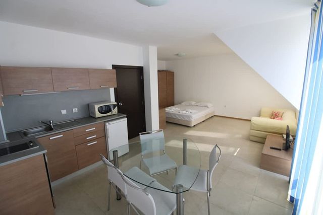 Belle View Studio with Pool View