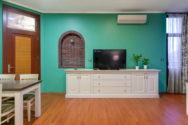 Colorful & Elegant 2BD Flat – Premium Central Stay