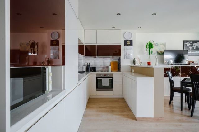 Spacious 2BD Flat with Secure Free Parking - Photo 3