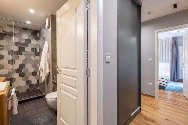 High-end Designer 2BR Aprt + Lift&Balconies