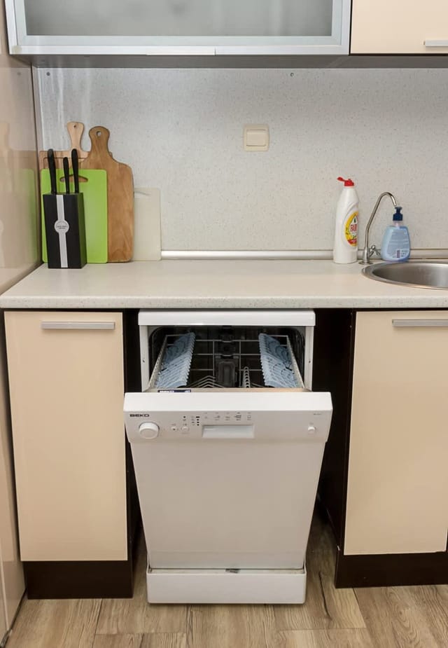 Cozy 2BD Flat with Balcony and Workspace