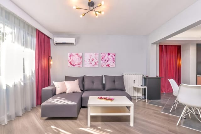 ROS? one bedroom designer apartment in city centre