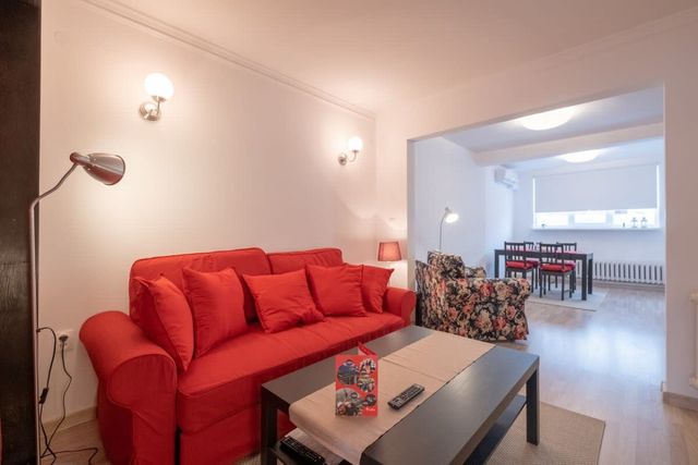 LZ Spacious One Bedroom Apartment in Top Centre