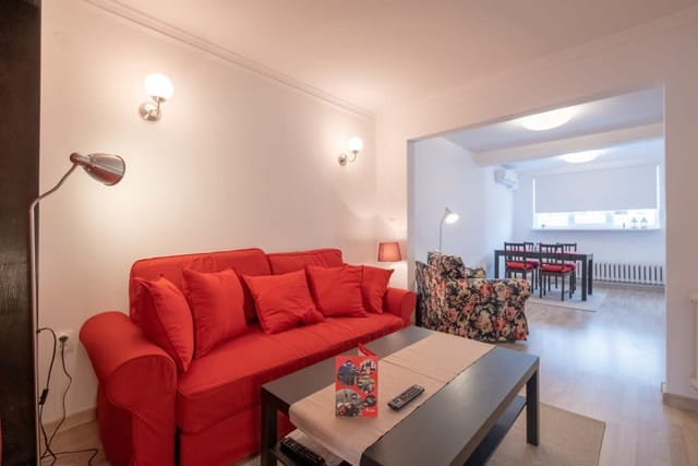 LZ Spacious One Bedroom Apartment in Top Centre