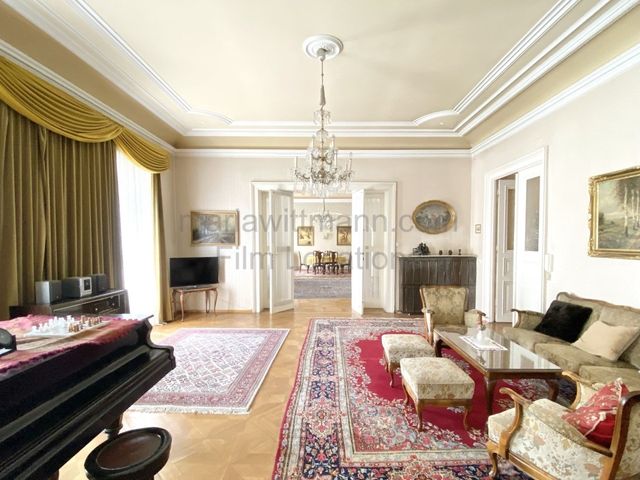 Classic Grand Apartment with Connecting Period Drawing Rooms