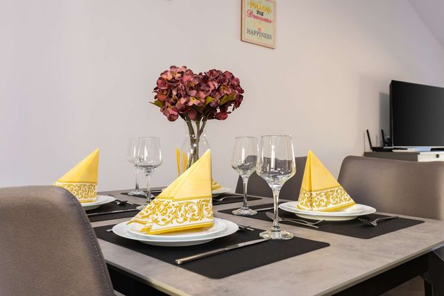 Top-Floor Flat with Balcony - Photo 3