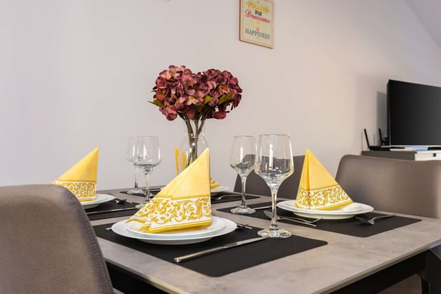 Top-Floor Flat with Balcony - Photo 3