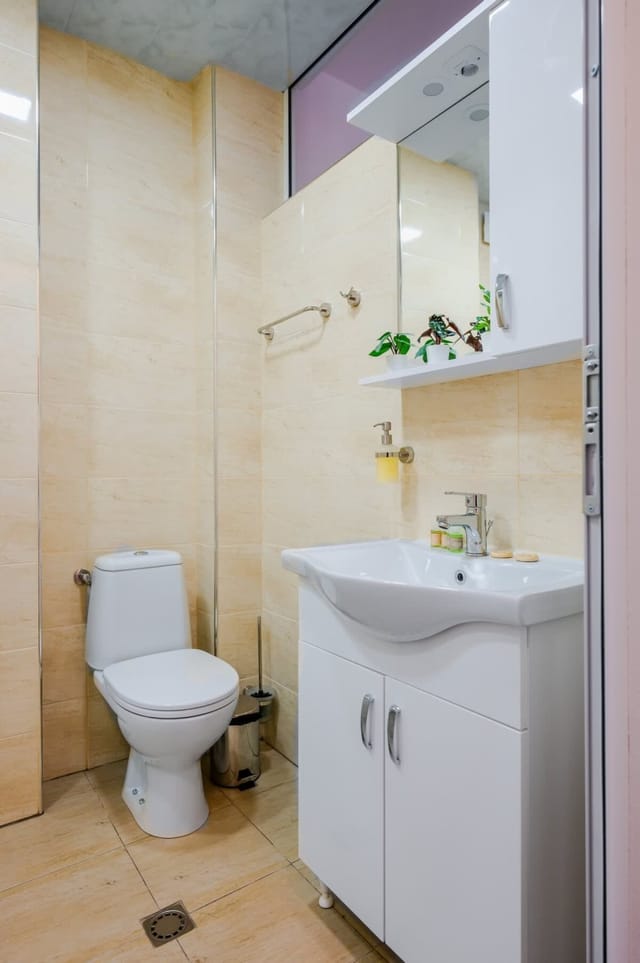 Central 1BD with Workspace & Subway Access