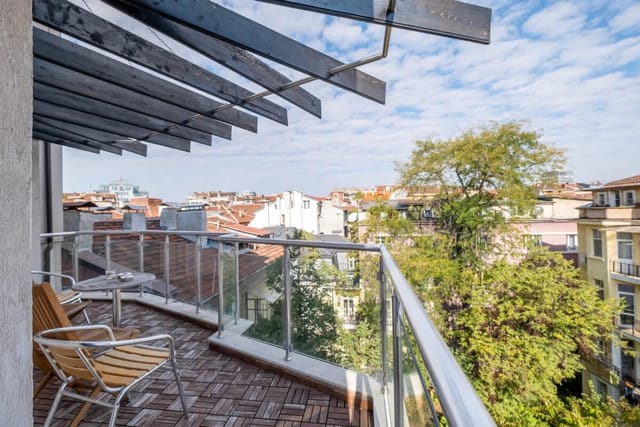 High-end Designer Aprt - AC & Lift & Balcony