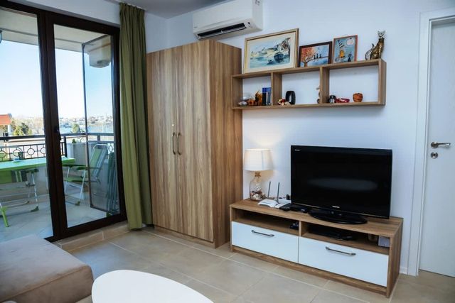 Green Life One-Bedroom Apartment with Sea View