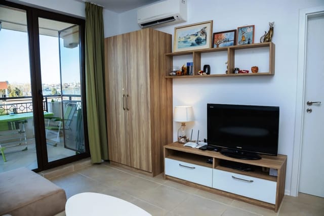 Green Life One-Bedroom Apartment with Sea View