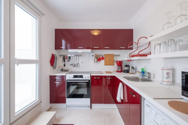 LZ Spacious One Bedroom Apartment in Top Centre - Photo 3