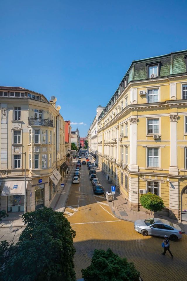 The Purely Placed 1BD Central Flat