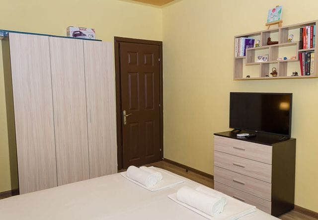 Beachside Haven: Charming 2BD near Golden Sands