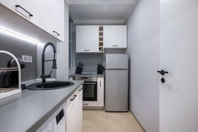 Silver Gem  1BD with desk and balcony