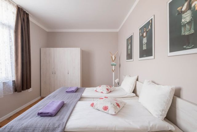 New 1930s quiet central apartment w/AC - 2 bedroom