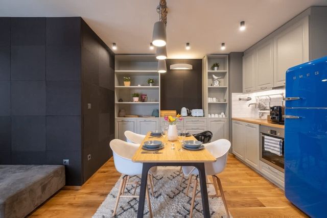 High-end Designer Aprt - AC & Lift & Balcony