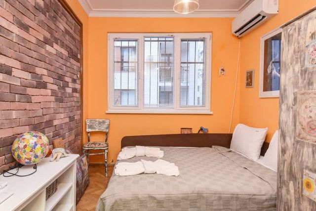 Vintage Spot - Colorful One-Bedroom Apartment