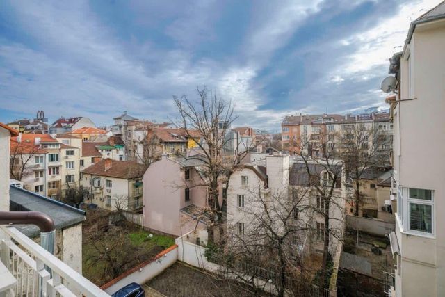 Luminous Central Retreat Spacious 2BD Apartment