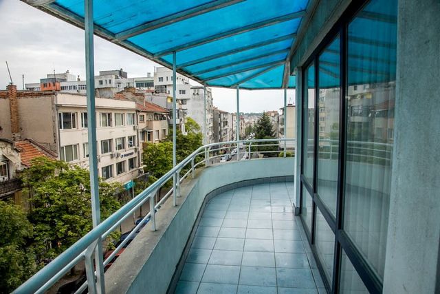 Spacious & Sunny Maisonette w/ Terrace near Centre