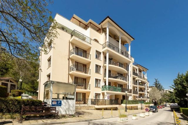 Golden Sands: 1BD Retreat with Free Parking Space