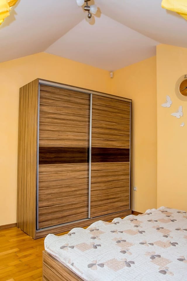 Spacious & Sunny Maisonette w/ Terrace near Centre