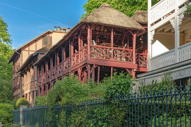 Les Paillotes - a former 19th century guinguette with an amazing view on the ponds