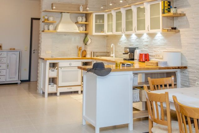 Lovely 3BD flat with Parking and Sea View