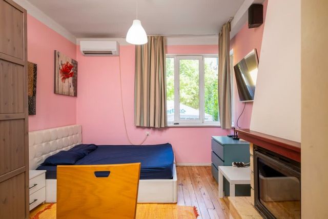 Sofia's 1BD Colourful Getaway Near NDK