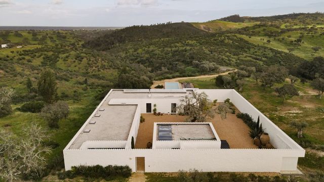 Casa da Volta — Contemporary Walled Villa with Courtyards & Exceptional Natural Light