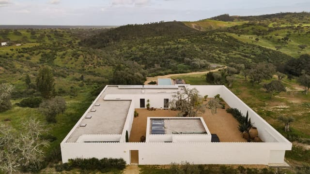 Casa da Volta — Contemporary Walled Villa with Courtyards & Exceptional Natural Light