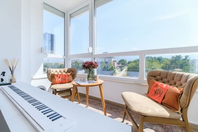 Serene Luxe Oasis Retreat on the Outskirts