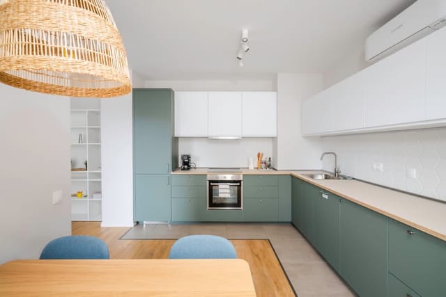 Modern and Central: 1BD Flat with Balcony - Photo 2