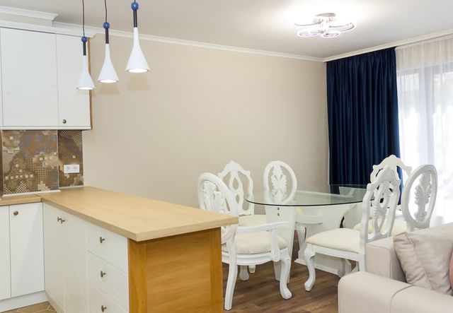 2BD Home In The Heart Of Varna with Parking - Gold