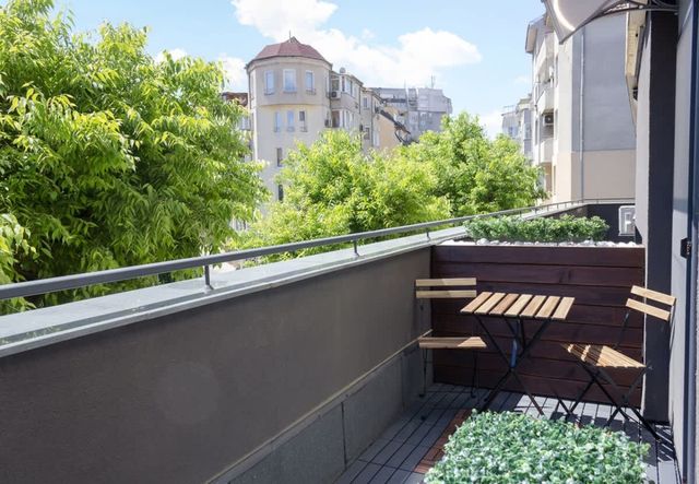 Sunny Blue  One-Bedroom Flat with Balcony