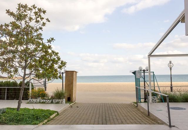 Sunny Studio in Hotel Berlin, Steps from the Beach