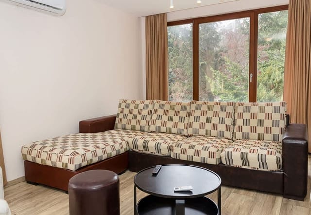 Cozy 2BD Flat with Balcony and Workspace