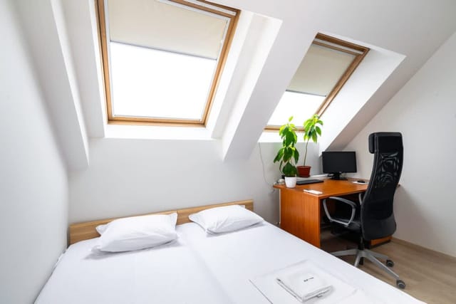 Spacious 2BD Flat with Secure Free Parking - Photo 4