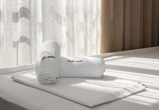 2BD Home In The Heart Of Varna with Parking - Gold