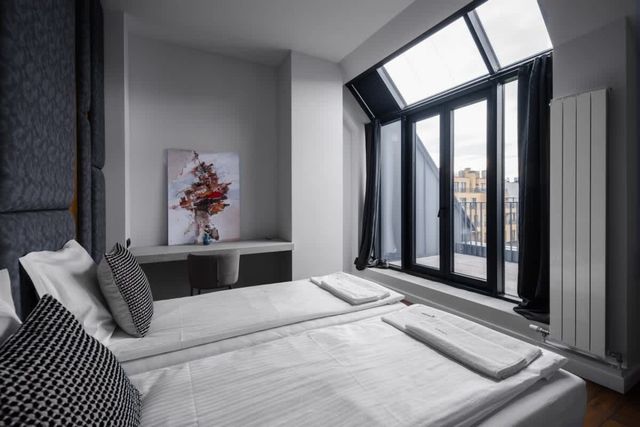 Exquisite Penthouse: Luxe Living with City Views