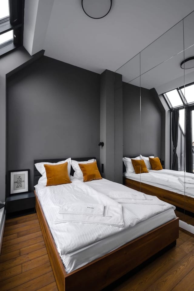 Exquisite Penthouse: Luxe Living with City Views