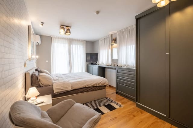 High-end Designer 2BR Aprt + Lift&Balconies