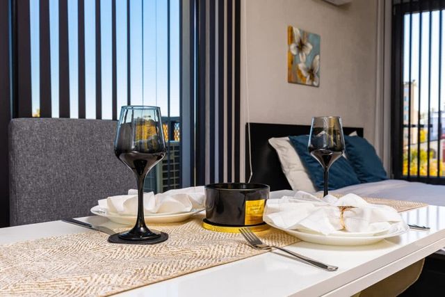 Bright Windowed Studio 10 mins to the City Centre